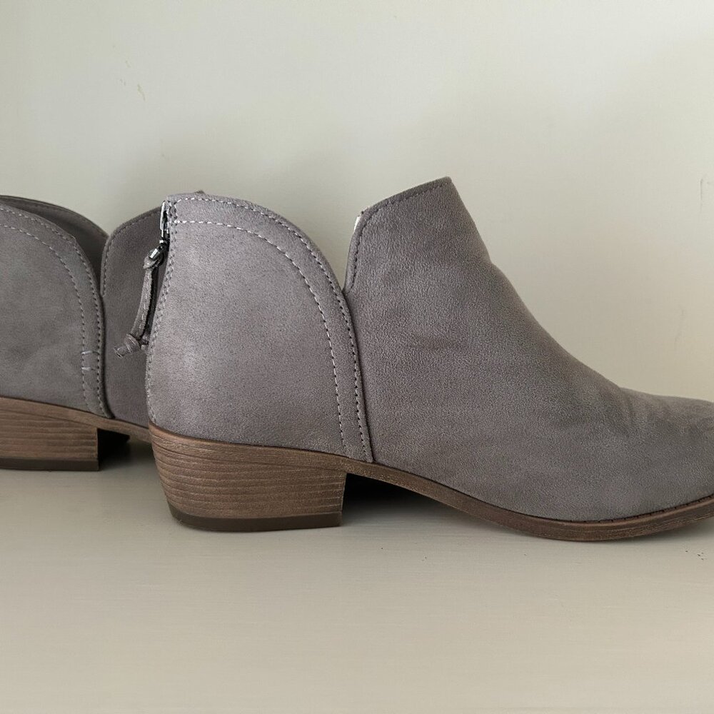 Women's Size 7.5 Rear Zip Ankle Boots ~